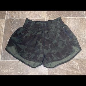 Lululemon Tracker Low Rise Lined Short 4”